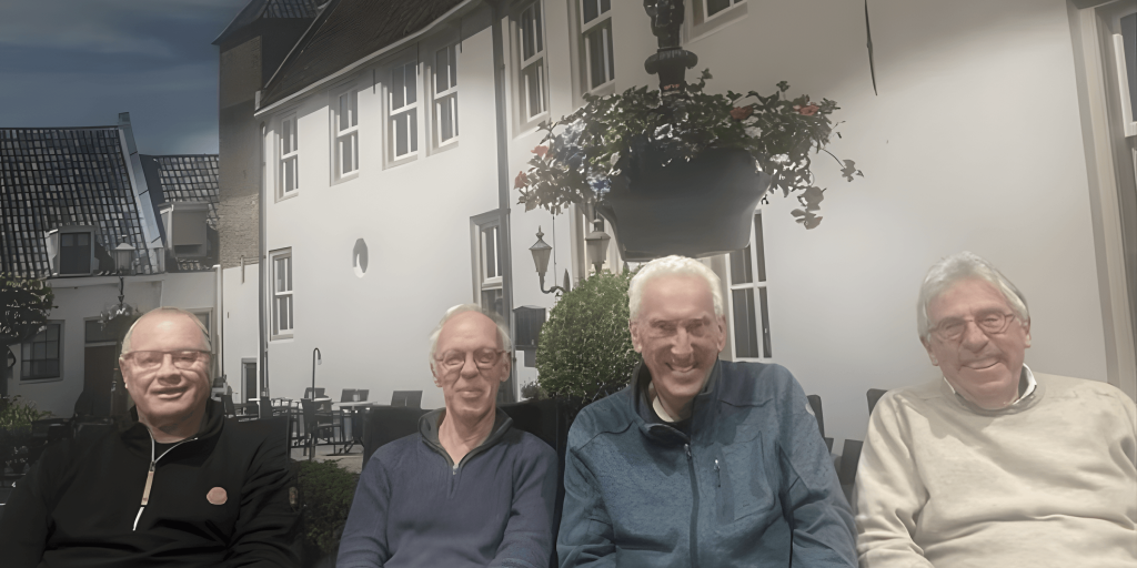 4 leden van het comité